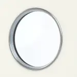 Detailansicht des Lichtausschnitts von GARANT Wohnungseingangstür U11026SD Kristallweiß GHK08 mit Lichtausschnitt LA-13