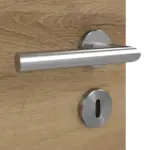 Detailansicht der Oberfläche von HÖRMANN Doppelflügeltür Natureiche quer Duradecor ProLine mit Zarge