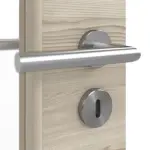 Detailansicht der Oberfläche von HÖRMANN Doppelflügeltür Gebürstete Lärche hell quer Duradecor ProLine mit Lichtausschnitt LA 11 mit Zarge