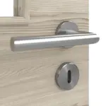 Detailansicht der Oberfläche von HÖRMANN Doppelflügeltür Gebürstete Lärche hell quer Duradecor ProLine mit Lichtausschnitt LA 12 mit Zarge