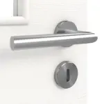 Detailansicht der Oberfläche von HÖRMANN Doppelflügeltür Gebürstetes Weiß quer Duradecor ProLine mit Lichtausschnitt LA 12 mit Zarge