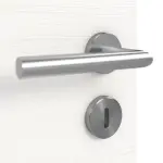 Detailansicht der Oberfläche von HÖRMANN Doppelflügeltür Gebürstetes Weiß quer Duradecor ProLine mit Lichtausschnitt LA 24 bandseitig mit Zarge