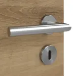 Detailansicht der Oberfläche von HÖRMANN Doppelflügeltür Natureiche quer Duradecor ProLine mit Lichtausschnitt LA 24 bandseitig mit Zarge