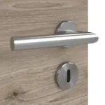 Detailansicht der Oberfläche von HÖRMANN Doppelflügeltür Nordeiche quer Duradecor ProLine mit Lichtausschnitt LA 24 bandseitig mit Zarge