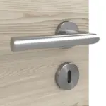 Detailansicht der Oberfläche von HÖRMANN Doppelflügeltür Gebürstete Lärche hell quer Duradecor ProLine mit Lichtausschnitt LA 24 mittig mit Zarge