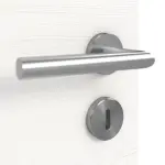 Detailansicht der Oberfläche von HÖRMANN Doppelflügeltür Gebürstetes Weiß quer Duradecor ProLine mit Lichtausschnitt LA 24 mittig mit Zarge