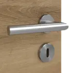 Detailansicht der Oberfläche von HÖRMANN Doppelflügeltür Natureiche quer Duradecor ProLine mit Lichtausschnitt LA 24 mittig mit Zarge