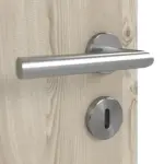 Detailansicht der Oberfläche von HÖRMANN Doppelflügeltür Gebürstete Lärche hell Duradecor ProLine mit Lichtausschnitt LA 24 mittig mit Zarge