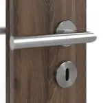 Detailansicht der Oberfläche von HÖRMANN Doppelflügeltür Alpineiche Duradecor ProLine mit Lichtausschnitt LA 24 schlossseitig mit Zarge