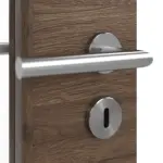 Detailansicht der Oberfläche von HÖRMANN Doppelflügeltür Alpineiche quer Duradecor ProLine mit Lichtausschnitt LA 24 schlossseitig mit Zarge