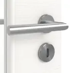 Detailansicht der Oberfläche von HÖRMANN Doppelflügeltür Gebürstetes Weiß quer Duradecor ProLine mit Lichtausschnitt LA 24 schlossseitig mit Zarge