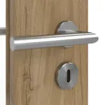 Detailansicht der Oberfläche von HÖRMANN Doppelflügeltür Natureiche Duradecor ProLine mit Lichtausschnitt LA 24 schlossseitig mit Zarge