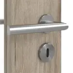 Detailansicht der Oberfläche von HÖRMANN Doppelflügeltür Nordeiche Duradecor ProLine mit Lichtausschnitt LA 24 schlossseitig mit Zarge