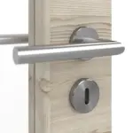 Detailansicht der Oberfläche von HÖRMANN Doppelflügeltür Gebürstete Lärche hell quer Duradecor ProLine mit Lichtausschnitt LA 27 mit Zarge