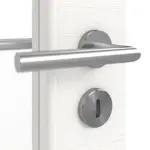 Detailansicht der Oberfläche von HÖRMANN Doppelflügeltür Gebürstetes Weiß quer Duradecor ProLine mit Lichtausschnitt LA 27 mit Zarge