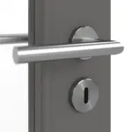 Detailansicht der Oberfläche von HÖRMANN Doppelflügeltür Staubgrau RAL 7037 Lack ProLine mit Lichtausschnitt LA-27 mit Zarge