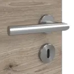 Detailansicht der Oberfläche von HÖRMANN Doppelflügeltür Nordeiche quer Duradecor ProLine mit Lichtausschnitt LA 4 mittig mit Zarge