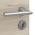 Detailansicht der Oberfläche von HÖRMANN Doppelflügeltür Gebürstete Lärche hell quer Duradecor ProLine mit Lichtausschnitt LA 6 Raute mit Zarge