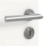 Detailansicht der Oberfläche von HÖRMANN Doppelflügeltür Gebürstetes Weiß quer Duradecor ProLine mit Lichtausschnitt LA 6 Raute mit Zarge