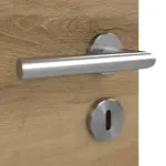 Detailansicht der Oberfläche von HÖRMANN Doppelflügeltür Natureiche quer Duradecor ProLine mit Lichtausschnitt LA 6 Raute mit Zarge