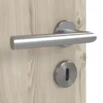 Detailansicht der Oberfläche von HÖRMANN Doppelflügeltür Gebürstete Lärche hell Duradecor ProLine mit Lichtausschnitt LA 6 Raute mit Zarge