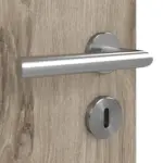 Detailansicht der Oberfläche von HÖRMANN Doppelflügeltür Nordeiche Duradecor ProLine mit Lichtausschnitt LA 6 Raute mit Zarge