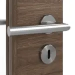 Detailansicht der Oberfläche von HÖRMANN Doppelflügeltür Alpineiche quer Duradecor ProLine mit Lichtausschnitt LA 7 mit Zarge