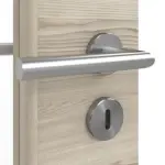 Detailansicht der Oberfläche von HÖRMANN Doppelflügeltür Gebürstete Lärche hell quer Duradecor ProLine mit Lichtausschnitt LA 7 mit Zarge