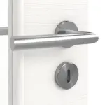 Detailansicht der Oberfläche von HÖRMANN Doppelflügeltür Gebürstetes Weiß quer Duradecor ProLine mit Lichtausschnitt LA 7 mit Zarge