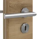 Detailansicht der Oberfläche von HÖRMANN Doppelflügeltür Natureiche quer Duradecor ProLine mit Lichtausschnitt LA 7 mit Zarge