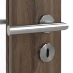 Detailansicht der Oberfläche von HÖRMANN Doppelflügeltür Alpineiche Duradecor ProLine mit Lichtausschnitt LA 8 mit Zarge