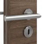 Detailansicht der Oberfläche von HÖRMANN Doppelflügeltür Alpineiche quer Duradecor ProLine mit Lichtausschnitt LA 8 mit Zarge