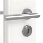 Detailansicht der Oberfläche von HÖRMANN Doppelflügeltür Gebürstetes Weiß quer Duradecor ProLine mit Lichtausschnitt LA 8 mit Zarge