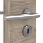 Detailansicht der Oberfläche von HÖRMANN Doppelflügeltür Nordeiche quer Duradecor ProLine mit Lichtausschnitt LA 8 mit Zarge