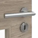 Detailansicht der Oberfläche von HÖRMANN Doppelflügeltür Nordeiche quer Duradecor ProLine mit Lichtausschnitt LA 9 mit Zarge