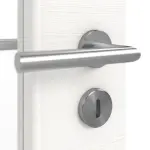 Detailansicht der Oberfläche von HÖRMANN Doppelflügeltür Gebürstetes Weiß quer Duradecor ProLine mit Lichtausschnitt LA-DIN mit Zarge