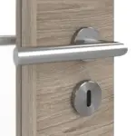 Detailansicht der Oberfläche von HÖRMANN Doppelflügeltür Nordeiche quer Duradecor ProLine mit Lichtausschnitt LA-DIN mit Zarge