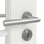 Detailansicht der Oberfläche von CLASSEN Doppelflügeltür Classic 3/3 RAL 9003 Weißlack mit Lichtausschnitt inkl. Zarge PL-Norm