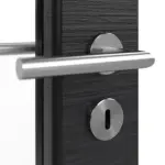 Detailansicht der Oberfläche von HÖRMANN Doppelflügeltür Schiefer Schwarz Proline Concepto mit Lichtausschnitt LA 27 mit Zarge