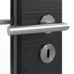 Detailansicht der Oberfläche von HÖRMANN Doppelflügeltür Schiefer Schwarz Proline Concepto mit Lichtausschnitt LA 7 mit Zarge