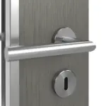 Detailansicht der Oberfläche von WESTAG Doppelflügeltür Acciaio Hamilton FX 5000 Fenix NTA mit Lichtausschnitt LA-1D schlossseitig inkl. Zarge