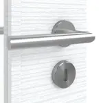 Detailansicht der Oberfläche von CLASSEN Doppelflügeltür Weiß Struktur CPL 4.3 mit Lichtausschnitt mit Zarge