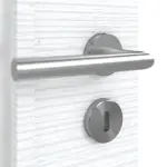 Detailansicht der Oberfläche von CLASSEN Doppelflügeltür Weiß Struktur CPL 4.7 mit Lichtausschnitt mit Zarge