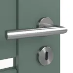 Detailansicht der Oberfläche von CLASSEN Doppelflügeltür Greco M5 Uni Green Iridium mit Lichtausschnitt inkl. Zarge