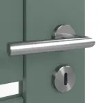 Detailansicht der Oberfläche von CLASSEN Doppelflügeltür Greco M6 Uni Green Iridium mit Lichtausschnitt inkl. Zarge