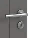 Detailansicht der Oberfläche von Huga Doppelflügeltür Signum 16 Hygge grau RAL 7037 Lack Concept mit Lichtausschnitt LA 6 Raute mit Zarge