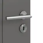 Detailansicht der Oberfläche von HÖRMANN Doppelflügeltür Groove 20 Staubgrau RAL 7037 Lack DesignLine mit Lichtausschnitt LA 14 mit Zarge