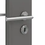 Detailansicht der Oberfläche von Huga Doppelflügeltür Signum 31 Hygge grau RAL 7037 Lack Concept mit Lichtausschnitt LA 24 schlossseitig mit Zarge