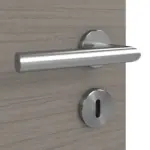 Detailansicht der Oberfläche von LEBO Doppelflügeltür Strukturiert Taupe Versio mit Lichtausschnitt LA 24 bandseitig inkl. Zarge