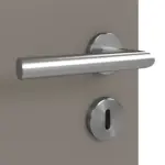 Detailansicht der Oberfläche von LEBO Doppelflügeltür Ultramatt Taupe Versio mit Lichtausschnitt LA 24 bandseitig inkl. Zarge